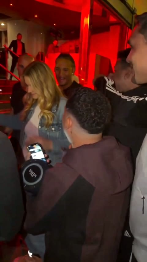 11 to 13 seconds: the grin to the side